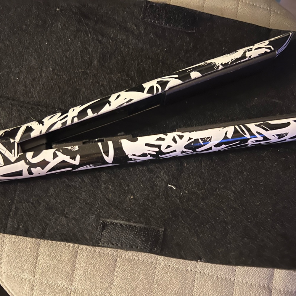 Graffiti black and white straight ahead straightener